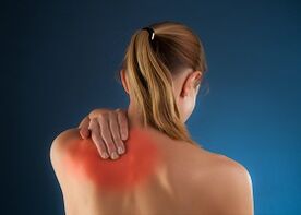 bolest pod levou lopatkou vzadu